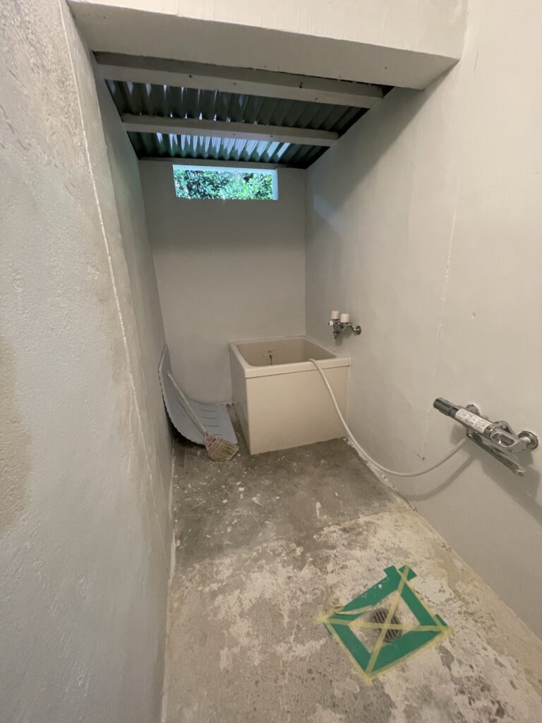 浴室DIY ペンキ塗装後の明るくなった壁面
