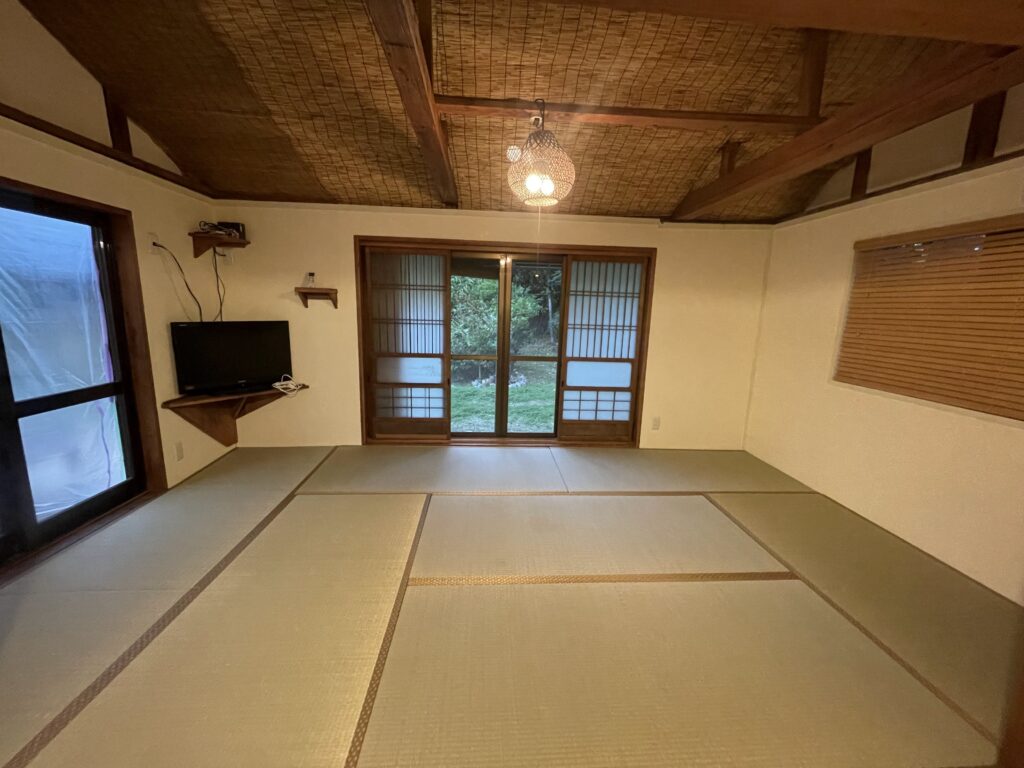 漆喰DIYで仕上げた柔らかい色味の室内壁
