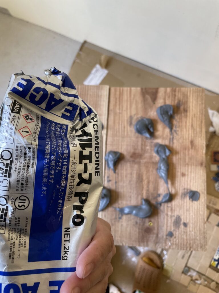 久米島のゲストハウスで行った椅子タイルDIY